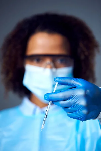 Female Lab Research Worker Wearing Ppe Holding Syringe Vaccination — Stock Photo, Image