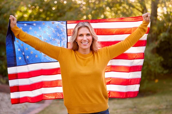 Portret Patriotycznej Amerykanki Zewnątrz Trzymającej Flagę Gwiazd Pasków — Zdjęcie stockowe