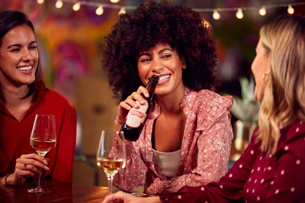 Grupo Multicultural Amigas Disfrutando Noche Fiesta Bar Bebiendo Cerveza Vino —  Fotos de Stock
