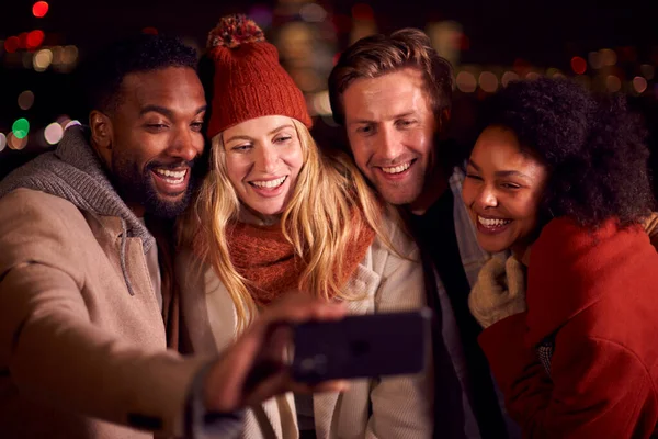 Group Friends Outdoors Wearing Coats Scarves Posing Selfie Phone City — Stock Photo, Image