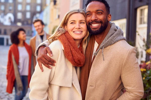 Pareja Multicultural Con Amigos Caminando Por Calle Residencial Ciudad Otoño — Foto de Stock