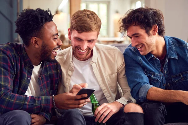 Multi Culturele Groep Van Mannelijke Vrienden Bank Thuis Drinken Bier — Stockfoto