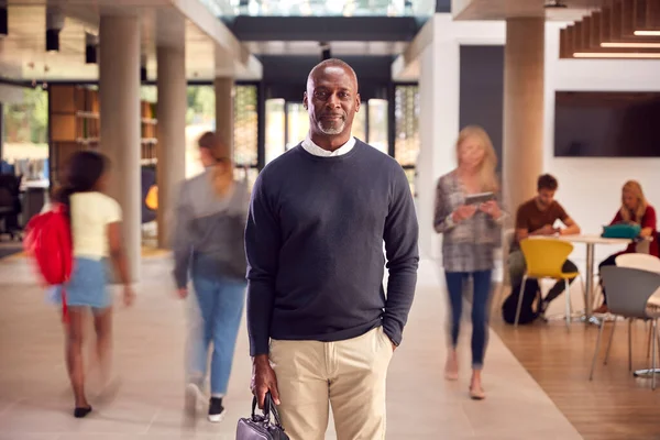 Portrait Tuteur Masculin Mature Souriant Dans Bâtiment Universitaire Collégial Occupé — Photo