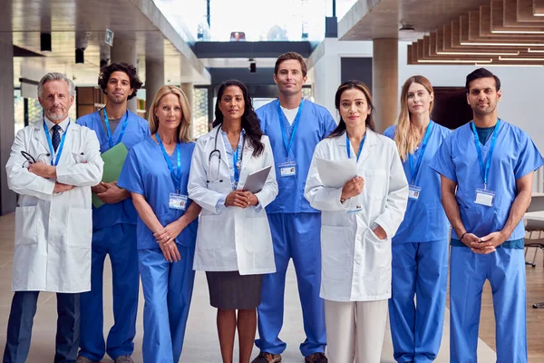 病院棟内に制服を着た多文化医療チームの肖像 — ストック写真