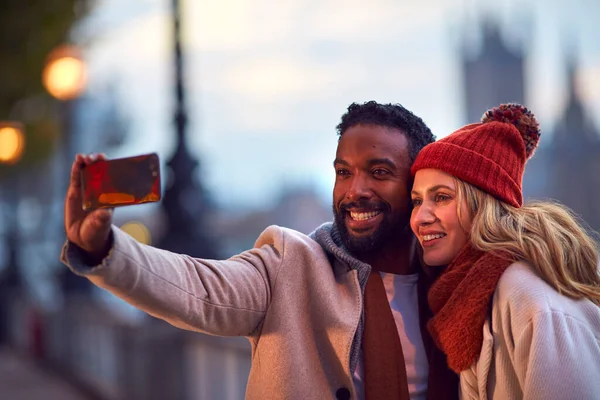 Couple City London Outdoors Wearing Coats Scarves Posing Selfie Phone — Stock Photo, Image
