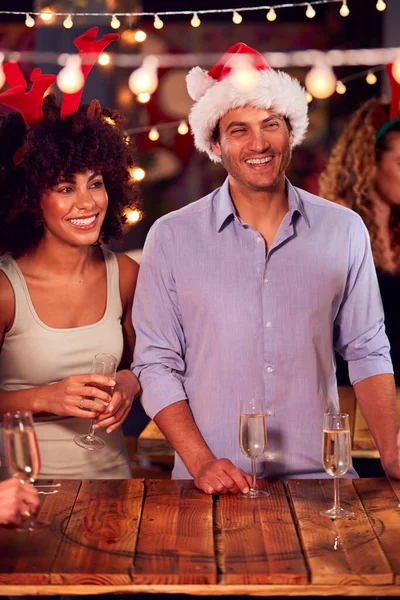 Grupo Multicultural Amigos Celebrando Haciendo Tostadas Disfrutando Noche Fiesta Navidad — Foto de Stock