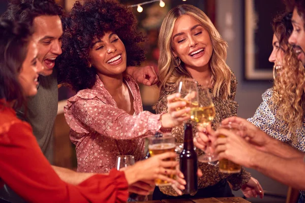 Grupo Multi Cultural Amigos Aproveitando Noite Bebendo Bar Juntos Fazendo — Fotografia de Stock