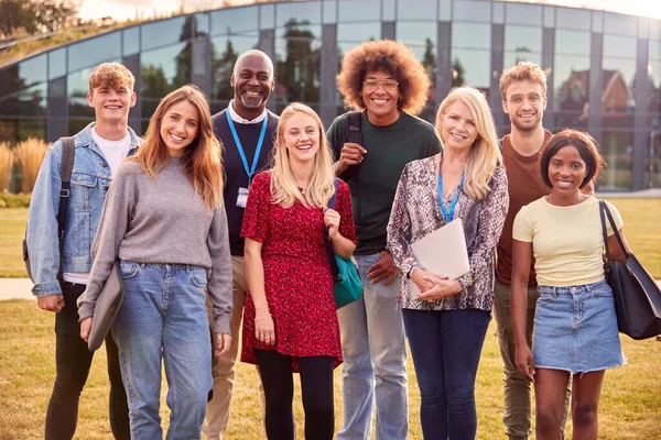 Groep Van Universiteit Universiteit Studenten Met Docenten Buiten Campus Glimlachen — Stockfoto