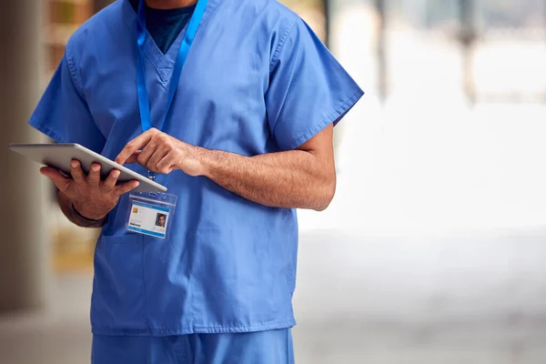 Gros Plan Travailleur Médical Masculin Dans Les Gommages Avec Tablette — Photo