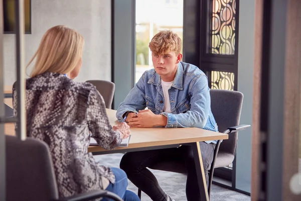 Estudiante Universitario Universitario Masculino Que Tiene Una Reunión Individual Con —  Fotos de Stock