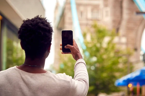 Man Vlogger Eller Social Påverkare London Tar Foto Mobiltelefon Tower — Stockfoto