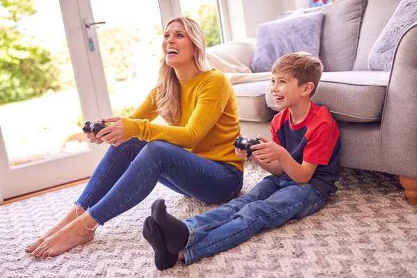 Мать Сын Сидящие Полу Гостиной Дома Играют Видеоигры Вместе — стоковое фото