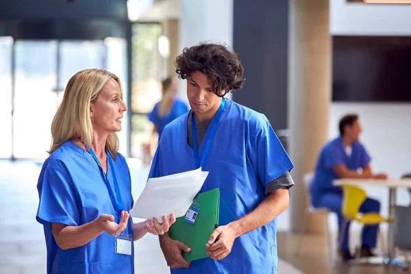 Personel Medyczny Scrubs Dyskutujący Karty Pacjentów Mają Nieformalne Spotkanie Szpitalu — Zdjęcie stockowe