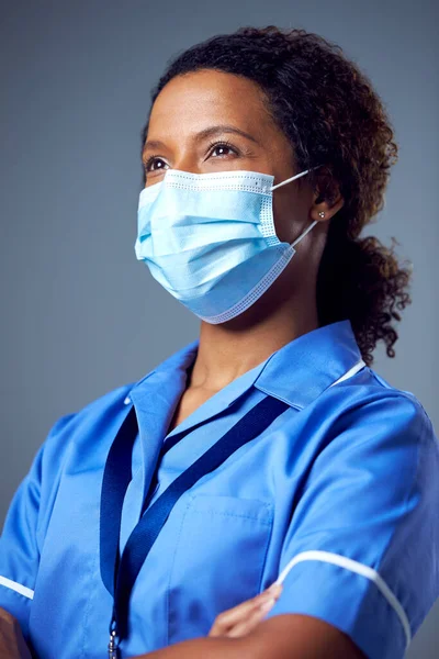 Retrato Estúdio Enfermeira Feminina Vestindo Uniforme Máscara Facial — Fotografia de Stock
