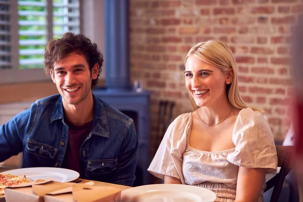 Pareja Disfrutando Comida Para Llevar Casa Junto Con Amigos —  Fotos de Stock