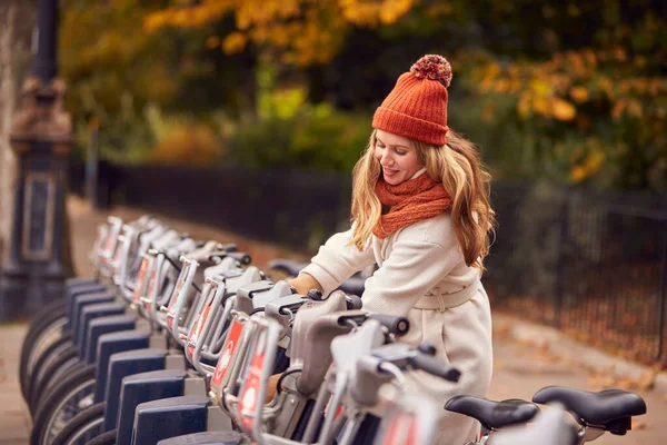 Ung Kvinna Anställa Cykel Som Grön Form Transport För Att — Stockfoto