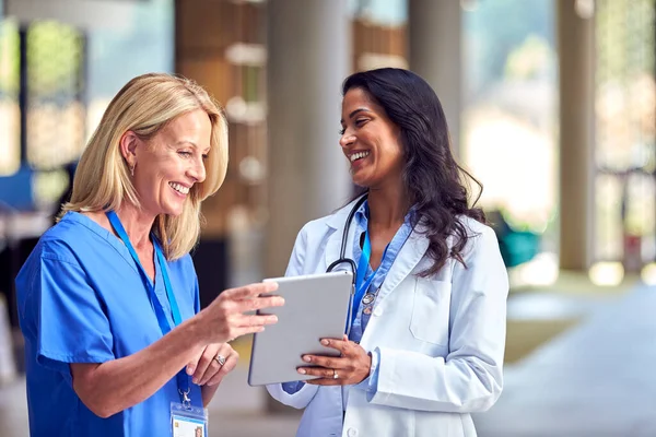 Vrouwelijk Medisch Personeel Witte Jassen Scrubs Gebruik Digitale Tablet Informele — Stockfoto