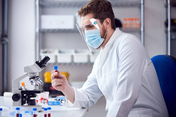 Trabajador Laboratorio Masculino Que Usa Ppe Que Analiza Muestras Sangre — Foto de Stock
