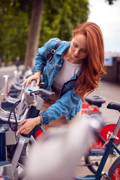 Молода Жінка Наймає Велосипед Зеленої Форми Транспорту Щоб Отримати Навколо — стокове фото