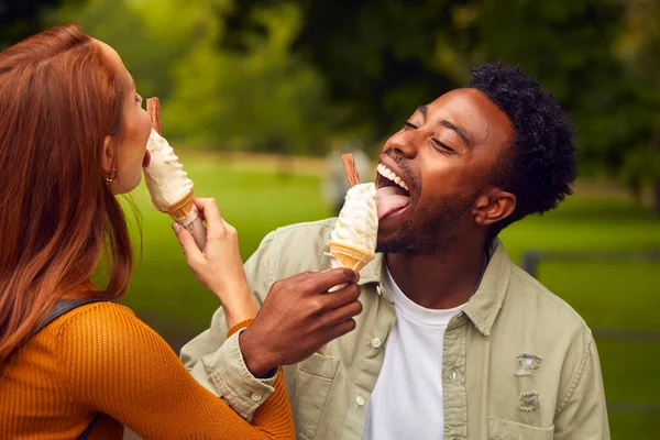 Jeune Couple Voyageant Travers Ville Ensemble Manger Des Glaces Dans — Photo