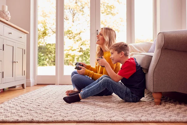 Мать Сын Сидящие Полу Гостиной Дома Играют Видеоигры Вместе — стоковое фото