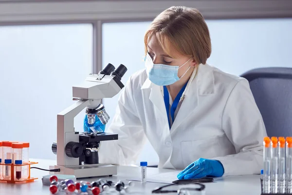 Trabajadora Laboratorio Que Usa Ppe Analizando Muestras Sangre Laboratorio Con — Foto de Stock