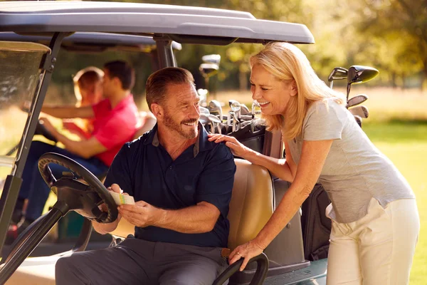 Casais Adultos Maduros Médios Buggies Brincando Golfe Juntos — Fotografia de Stock