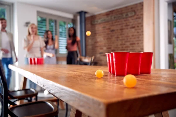 Multikulturelle Freundesgruppe Spielt Hause Zusammen Spiel Und Wirft Ball Plastikbecher — Stockfoto