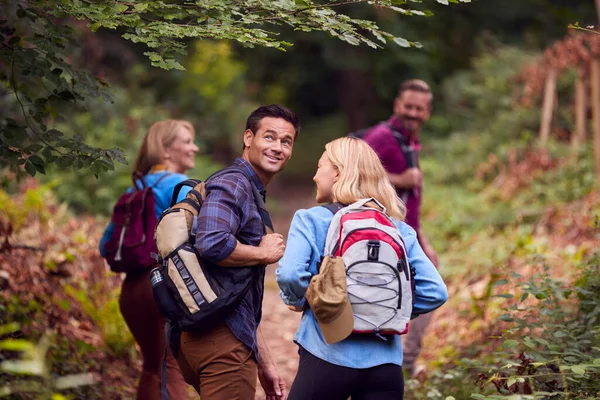 Bakifrån Mogna Och Medelvuxna Par Landet Vandring Längs Stigen Genom — Stockfoto