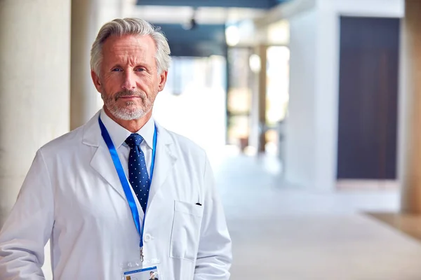 Porträt Eines Lächelnden Reifen Arztes Mit Weißem Mantel Der Krankenhausgebäude — Stockfoto