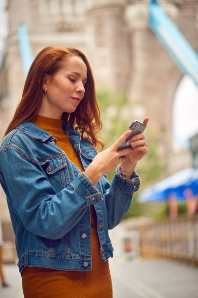 Kobieta Vlogger Social Influencer Podróżuje Przez Londyn Pomocą Telefonu Komórkowego — Zdjęcie stockowe