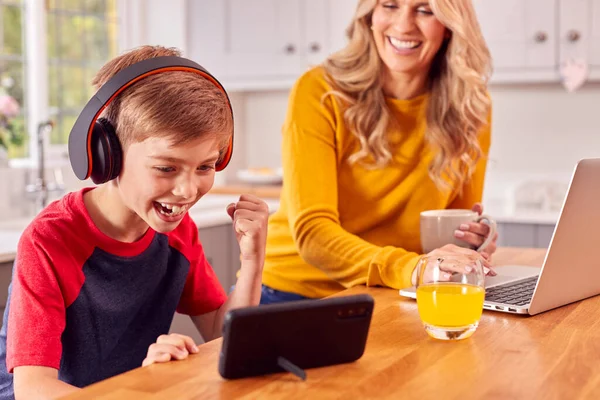 Jongen Keuken Kijken Film Mobiele Telefoon Dragen Van Draadloze Hoofdtelefoon — Stockfoto