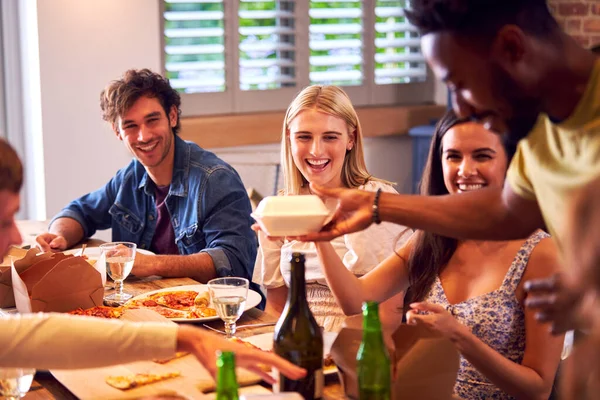 Multikulturelle Freundesgruppe Genießt Gemeinsam Bier Und Pizza Hause — Stockfoto