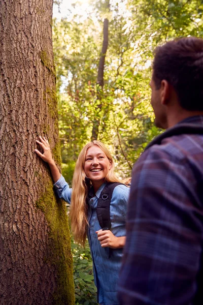 Couple Campagne Randonnée Long Chemin Travers Forêt Ensemble — Photo