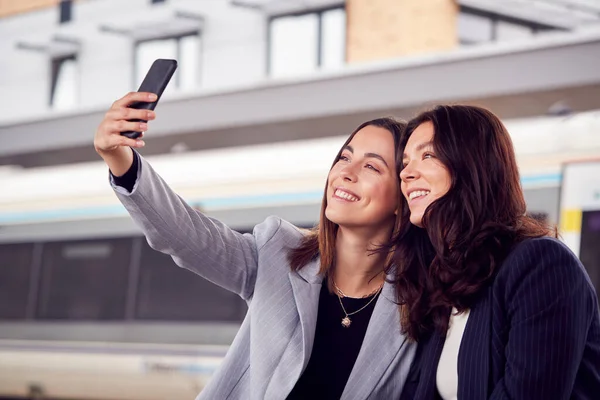 Bizneswoman Dojeżdżających Pracy Czekając Pociąg Stacji Platforma Biorąc Selfie Telefon — Zdjęcie stockowe