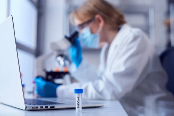 Laboratuvarda Laboratuvar Önlüğü Giyen Kadın Laboratuvar Çalışanı Aşı Üzerinde Dizüstü — Stok fotoğraf