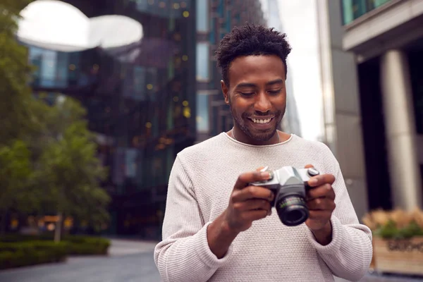 Fiatal Férfi Városban Fényképezés Digitális Fényképezőgép Hozzászólás Közösségi Média — Stock Fotó