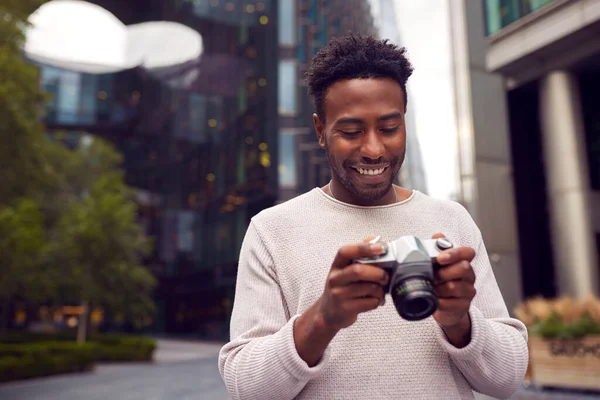 Giovane Uomo Città Scattare Foto Sulla Fotocamera Digitale Pubblicare Sui — Foto Stock