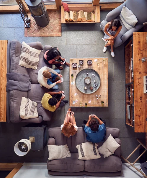 Overhead Shot Van Multi Culturele Groep Van Vrienden Thuis Speelkaarten — Stockfoto