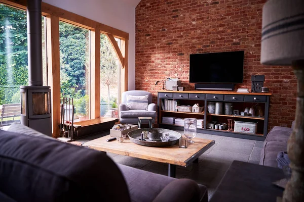 现代开放式住宅或公寓内设有电视及外露砖墙的客厅室内 — 图库照片