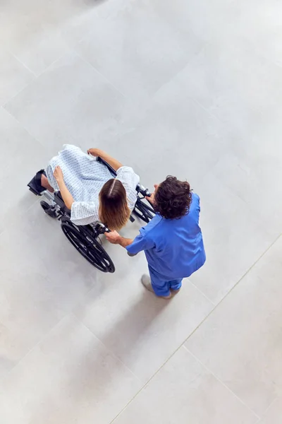 Colpo Testa Infermiera Che Indossa Scrub Spingendo Paziente Femminile Sedia — Foto Stock