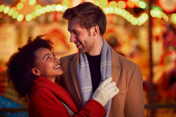 Pareja Contra Luces Ciudad Aire Libre Usando Abrigos Bufandas Disfrutando — Foto de Stock