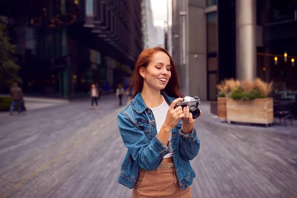 Mujer Joven Ciudad Tomando Fotos Cámara Digital Para Publicar Las — Foto de Stock