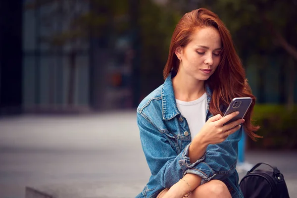 Kobieta Vlogger Social Influencer City Korzystanie Telefonu Komórkowego Ulicy Aby — Zdjęcie stockowe