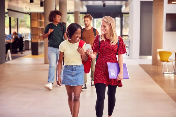 Två Kvinnliga Studenter Upptagen Universitet Eller College Byggnad Tittar Mobiltelefon — Stockfoto