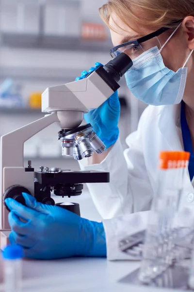 Primer Plano Trabajadora Laboratorio Que Usa Ppe Gafas Seguridad Mirando — Foto de Stock