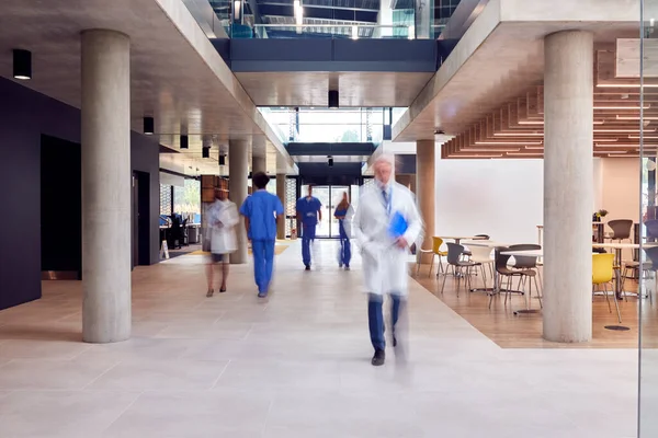 Sağlık Personeli Yoğun Hastanede Hareket Bulanıklığıyla Yürüyor — Stok fotoğraf