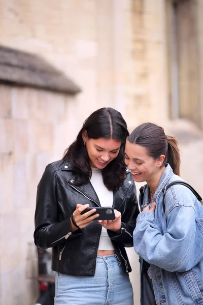 Gleichgeschlechtliches Paar Schaut Sich Das Handy Und Spaziert Gemeinsam Durch — Stockfoto