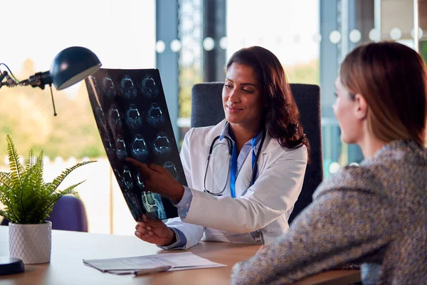 Vrouwelijke Arts Discussiëren Scan Resultaten Met Vrouwelijke Patiënt Het Ziekenhuis — Stockfoto
