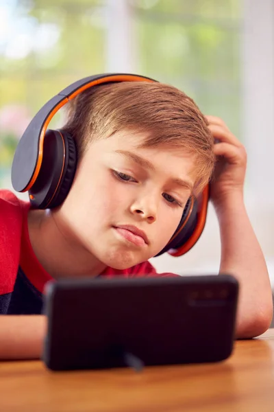 Niño Casa Cocina Viendo Película Mostrar Teléfono Móvil Con Auriculares — Foto de Stock